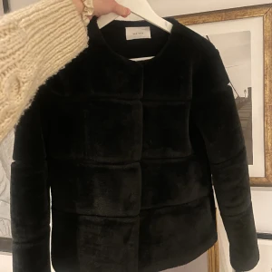 Neo noir jacka - Jätte fin neo noir pälsjacka, såklart fejk päls, som tyvärr är för liten för mig. Storlek S och i ett toppen skick, använd två till tre gånger!! 🩷💕
