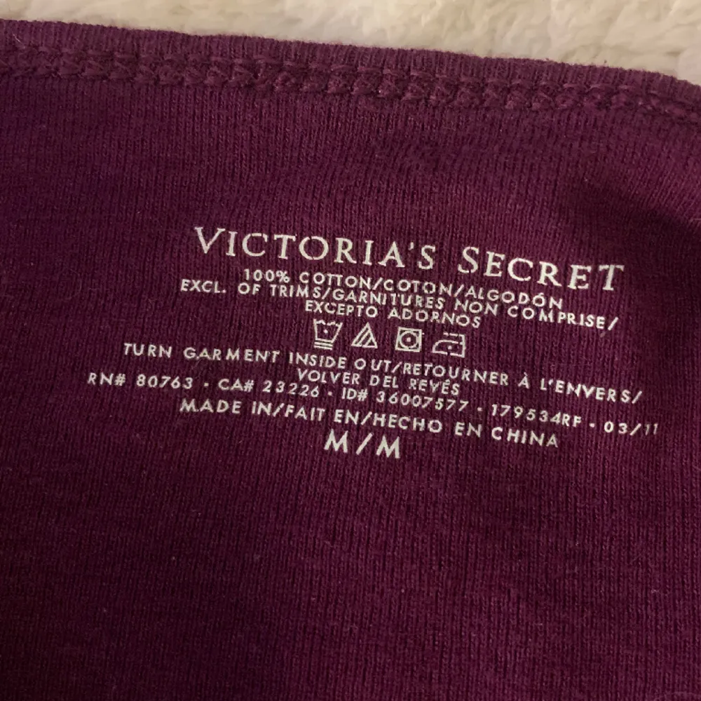 super gulligt vintage linne från Victoria Secret. Storlek M men har sytt in den så dene mer som S/XS nu men väldigt stretchig❣️❣️fint skick. Toppar.