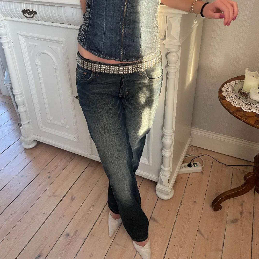 HELT NYA jeans från weekday i modellen: ”Arrow low straight jeans” Jag är 170cm och alla bilderna är mina. Jeans & Byxor.