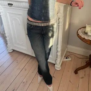 HELT NYA jeans från weekday i modellen: ”Arrow low straight jeans” Jag är 170cm och alla bilderna är mina