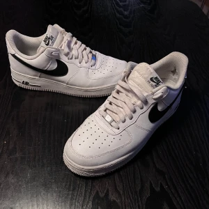 Nike air force 1 - Använd ett par gånger men är för små där av lite trasig innanför sulan vid hälen. Annars hela och rena