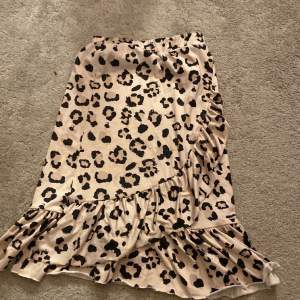 Fin kjol med leopard mönster 