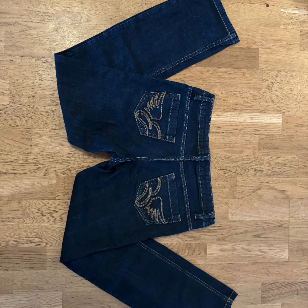 Coola jeans i snygg passform! Jeansen är lågmidjade och sitter bra på kroppen samtidigt som dom är väldigt bekväma.   Midjemått: 80cm Innebenslängd: 80cm  . Jeans & Byxor.