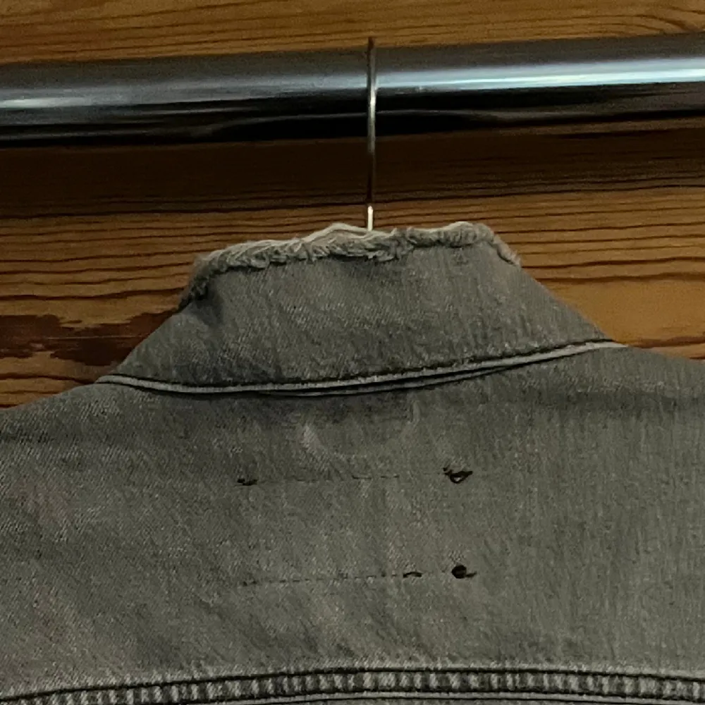 Snygg jeansjacka från Acne. Har lite cropped fit så sitter precis pä bältet för mig som är 185. Har distressing i nacken. Jackor.