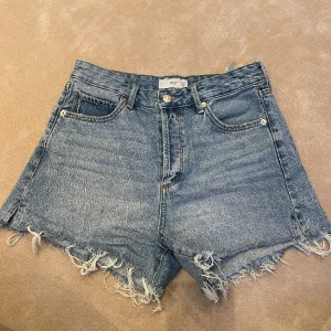 Jeans shorts - Supersnygga jeans shorts från mango i storlek 38 som är mer åt S i storleken🧡