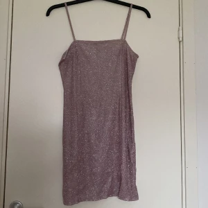 Klänning - H&M klänning i storlek S, aldrig använd