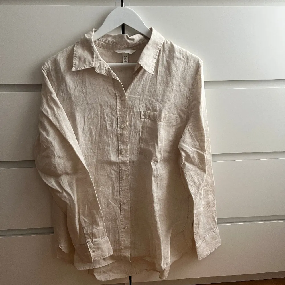 100% Linen skjorta från H&M. Storlek M. Aldrig använd. Perfekt inför våren/sommaren🌞🌸🐚. Skjortor.