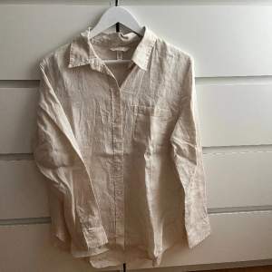 100% Linen skjorta från H&M. Storlek M. Aldrig använd. Perfekt inför våren/sommaren🌞🌸🐚