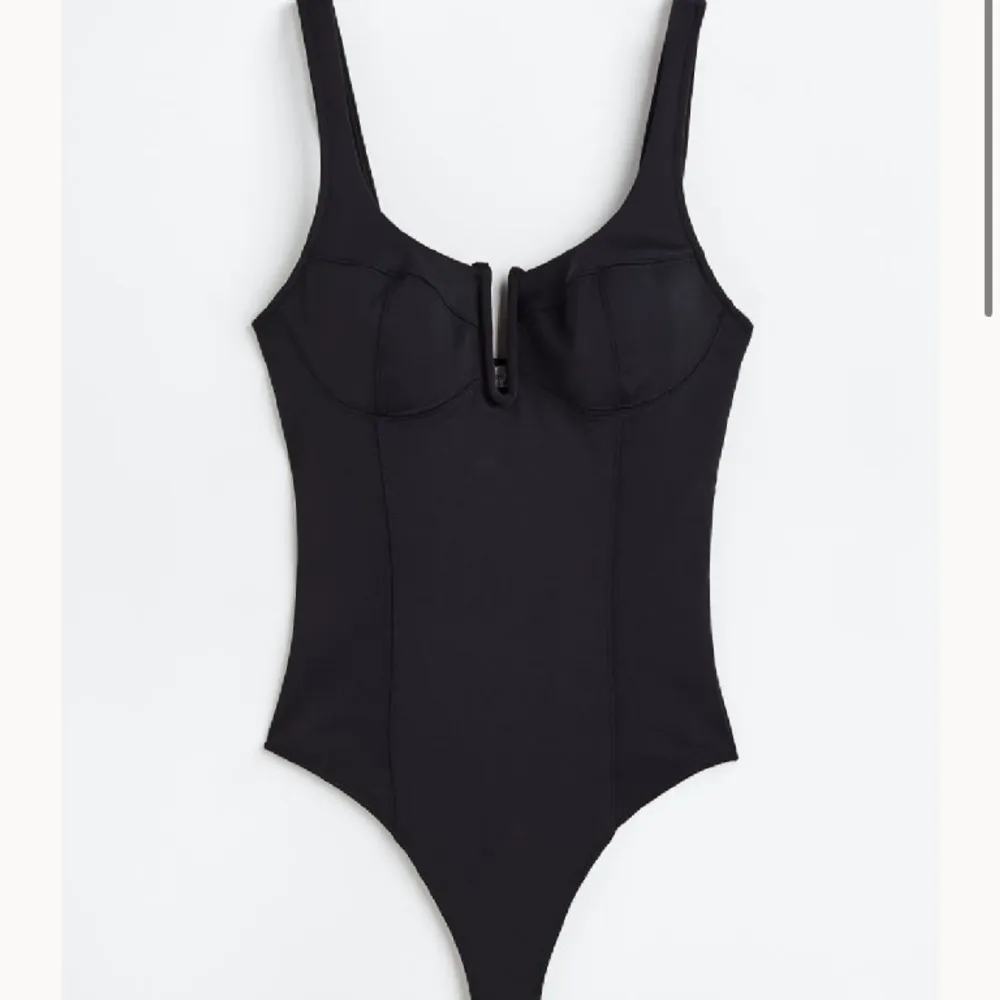 En jättesnygg body från H&M som inte kom till någon användning (prislapp kvar). Nypris på H&Ms hemsida 665kr. . Toppar.