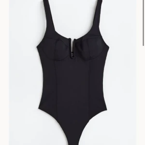 Svart body  - En jättesnygg body från H&M som inte kom till någon användning (prislapp kvar). Nypris på H&Ms hemsida 665kr. 