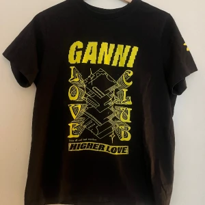 Ganni t-shirts  - Säljer denna super coola ganni t shirt, nästan helt oanvänd. Köpt för ca 800kr☺️