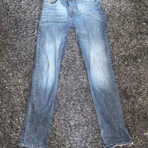 Skräddar sydda wrangler jeans med långa ben.