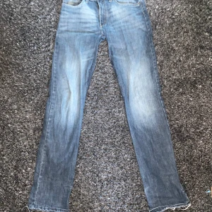 Wrangler jeans low waist - Skräddar sydda wrangler jeans med långa ben.