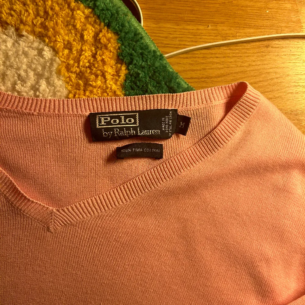 En vintage rosa Ralph Lauren tröja som är i bra skick men inte kommer till användning längre. Den är tunn och inga skador. Passar som M/L. Stickat.