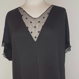 Oavänd sexig knälång klänning med spets  - Oavänd som ny.