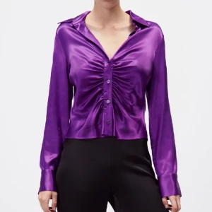 Lila satin skjorta  - Använd enstaka gång (har tecken på användning).   Viskos 97%, Elastan 3%. Inköptes för 699kr