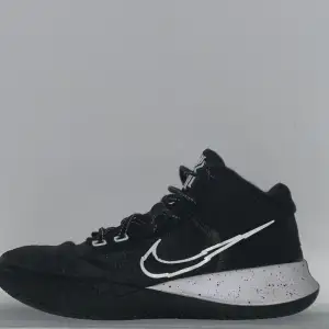Nike Kyrie Flytrap IV EP Lace-Up Svart Syntetisk Herr Träningsskor | Basketskor i fint skick, använde ett fåtal gånger | Nypris : 1300 kr