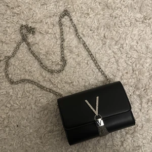 Valentino väska  - Äkta valentino väska köpt från Zalando! Använd fåtal gånger och kommer ej till användning, kan disskutera pris vid snabbaffär! OBS Välj Gärna Instabox! 