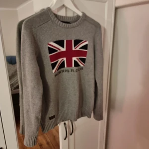 Morris stickad - Stickad morris tröja i bra skick utan defekter den sitter för tajt på mig är 188 och väger 86. Pris kan diskuteras vid smidig affär