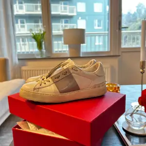 Säljer mina valentino sneakers i storlek 36 - inköpta på mytheresa   Dustbag, låda & skosnöre kommer med