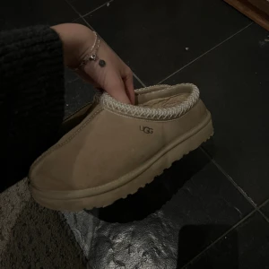Uggs tasman  - Säljer dessa, är använda en del vilket syns på skorna, därav priset! Nypris är 1500kr
