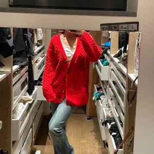 Röd kofta - Super cool röd kofta i en oversized fit. Passar perfekt till hösten❤️