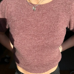 Kortärmad stickad tröja!! - Stickad ljuslila kortärmad tröja💕Tajtare runt magen och större runt armarna.