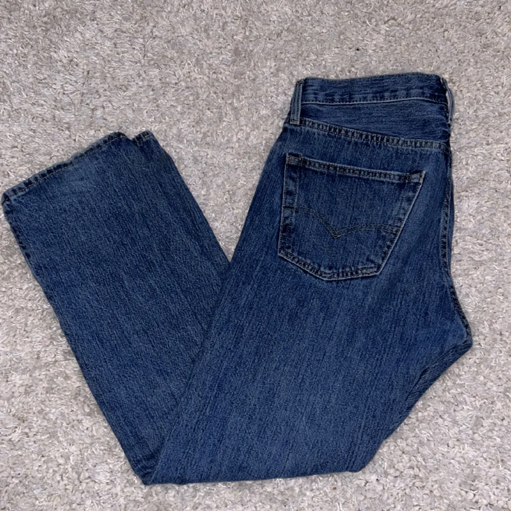 Säljer dessa super fina Levis 501 jeans.  Dem är i super bra sick och har inga hål . Jeans & Byxor.