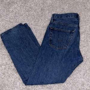Säljer dessa super fina Levis 501 jeans.  Dem är i super bra sick och har inga hål 
