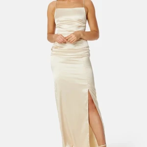 Balklänning öppen rygg❤️‍🩹 - Säljer min älskade balklänning🥹    Superfin champagne färgad balklänning med öppen rygg, använd en gång och säljs för att den inte kommer användas mer, kontakta mig för fler bilder, frågor och intresse!🩷  