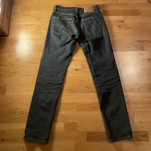Levi’s jeans i modellen 511, sitter som en lite bredare slim fit. Storlek: 30/32 Skick: 9,5/10 Färg: väldigt mörk blå Pris: 400kr Bara att höra av dig om du har du funderingar //David