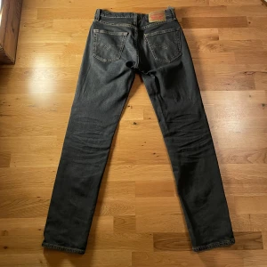 Levis 511 jeans - Levi’s jeans i modellen 511, sitter som en lite bredare slim fit. Storlek: 30/32 Skick: 9,5/10 Färg: väldigt mörk blå Pris: 400kr Bara att höra av dig om du har du funderingar //David