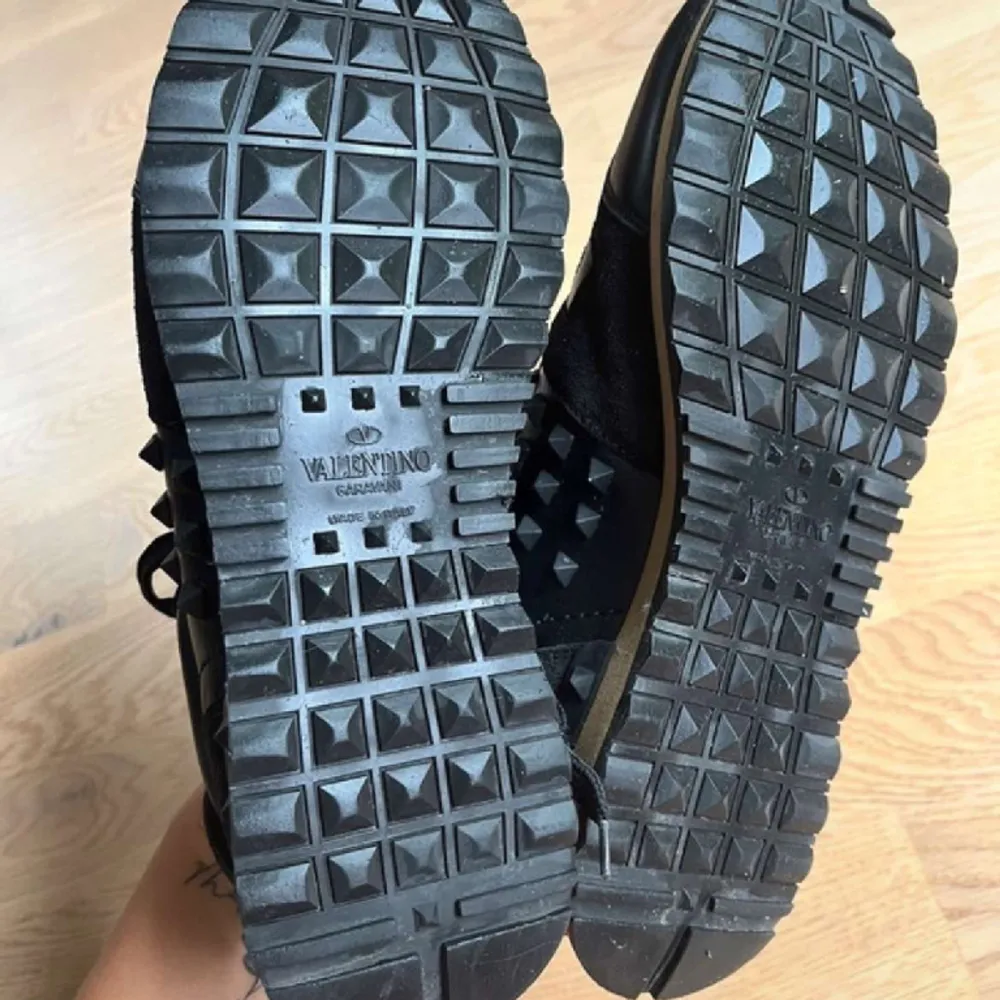 Valentino rockrunners, cod 10/10 Bara provat skorna inomhus, säljer pga för små . Skor.