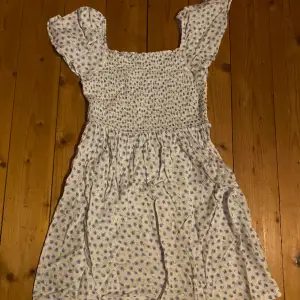En av mina favoriter klänningar som tyvär har blivit för kort! Köpt på Kappahl i storlek 146 för ca 350-400kr använd förr föra sommaren ett fåtal ggr💘