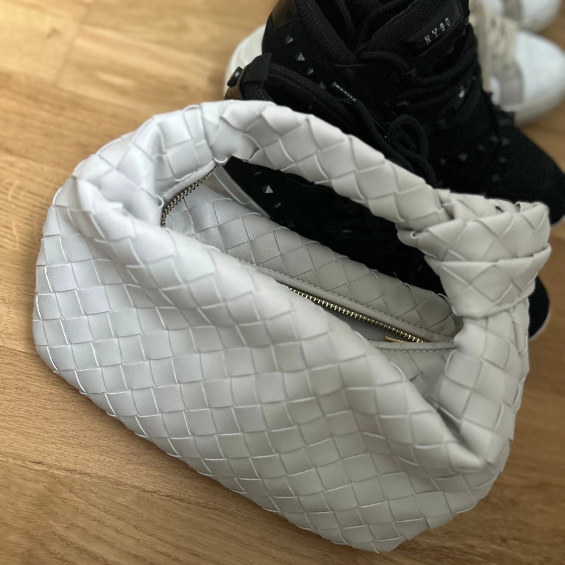 B väska mini grått äkta läder