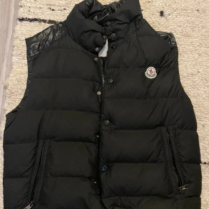 Moncler cheval down vest - Säljer min moncler väst som nu har blivit lite för liten för mig, skriv om ni har frågor eller något intresse! Priset skulle kunna diskuteras vid snabb affär. Det är storlek 2 jag skulle säga att den passar någon som är runt 170-175