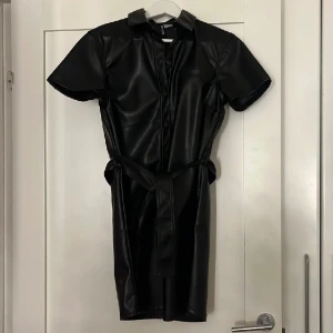 ”Skinn” klänning  - Super fin klänning som sitter riktigt snyggt på, storlek S 