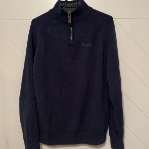Bondelid - En riktig fet half zip. Den är köpt för ett tag sedan men väl omhändertagen och inte använda allt för mycket, skick 9/10. Köpt för 799 ordinarie! Är öppen för snabb affär!