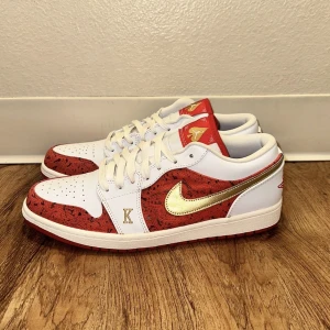 Jordan 1 low Spades - 44.5 - Nike - Jordan 1 low spades, ett väldigt vackert och sällsynt Limited edition par Jordan 1.   Storlek: 44.5 Skick: 9/10 i princip helt nya men använda nån gång