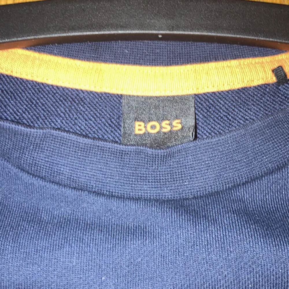 Hugo boss sweatshirt. Storlek M. Skick 10/10 knappt använd.. Tröjor & Koftor.