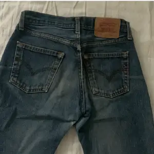 jättesnygga levis jeans, har lite slitningar mellan benen men syns ingeting när man har på sej dom. storlek W29 L32