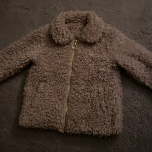 Ylle jacka för barn - Väldigt fin och gullig för barn, säljer pga för liten💞