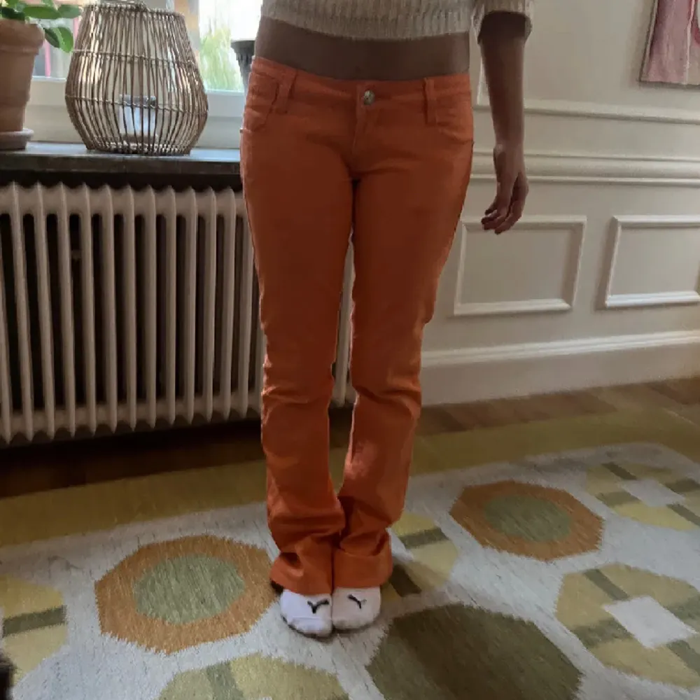 Sååå coola orangea jeans! Skitsnyggt till någon middag eller att ha i skolan🧡 *lånade bilder*. Jeans & Byxor.