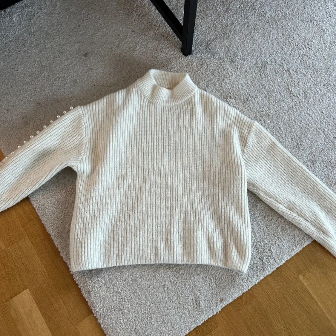 Stickad tröja med pärlor 