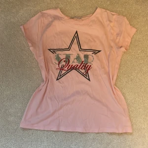 Snygg T-shirt  - Supersnygg T-shirt som jag säljer pga att den inte riktigt är min stil. Den har inga defekter och passar jättebra på sommaren!