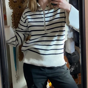 Stickad tröja 🎀 - Stickad tröja med dragkedja 🎀 vida ärmar och lite längre, storlek xs 💘  120kr+frakt 🦋