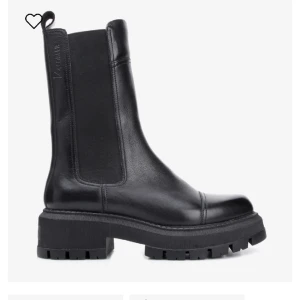 Stövlar från K cobler  - Supersnygga stövlar från K cobler, inköpta på scorett!  Sparsamt använda, säljer pga att dom inte kommer till användning. Inköpta för 1400 kr