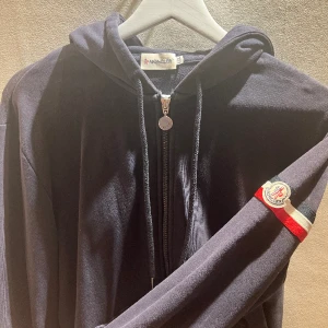 Moncler Zip Up Hoodie - Storlek: XXL, passar Medium / Large. Nypris: Ca 5000kr Skick: Zippen har tappat färg, men utöver det är hoodien god som ny. Använd få gånger och har hängt i garderoben under en längre period.