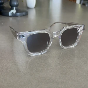 Chimi 04 clear - Ett par helt perfekta chimi 04 i färgen clear. Fodralet ingår med oöppnad näsduk innuti. Nypris 1250kr. Skriv för fler bilder