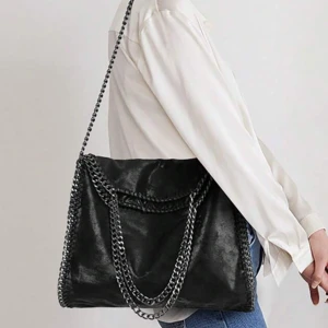 Svart kedjeväska - Jättefin! Lite glittrig och får plats med mycket! Använd runt 5 gånger